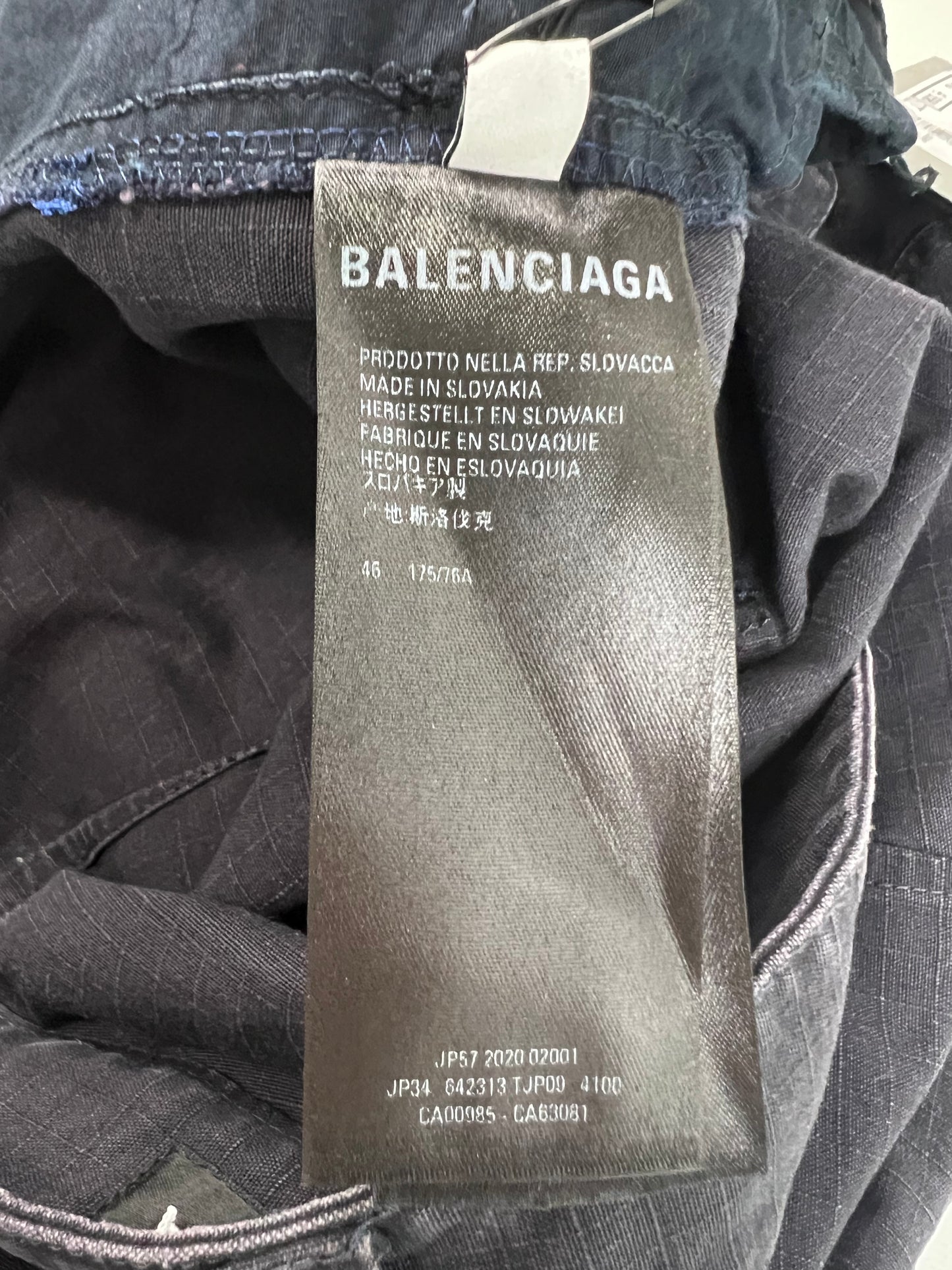 Balanciaga AW20 zipable cargo pants  / shorts in black SZ:46