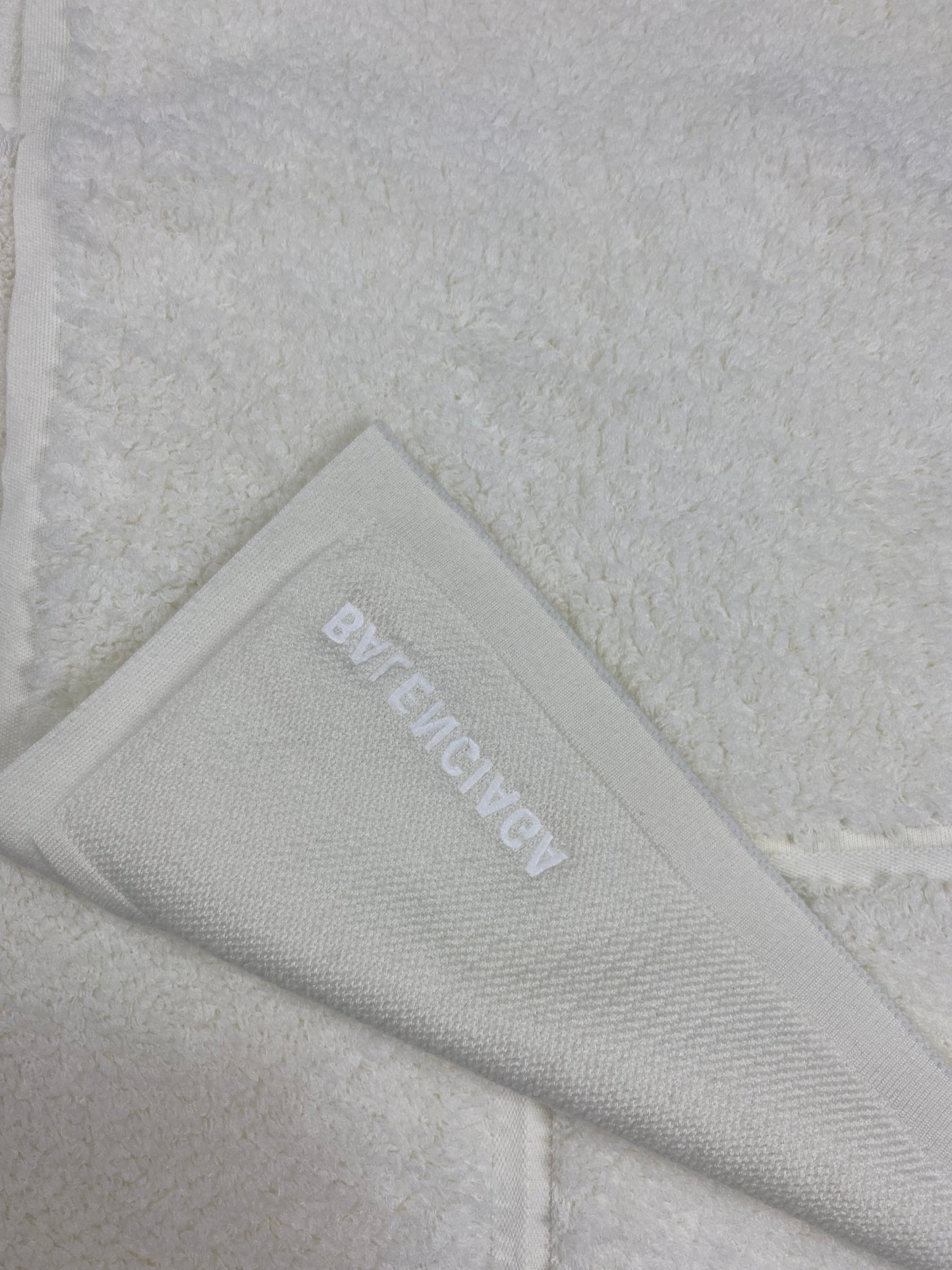 Balenciaga AW22 360° snowstorm show runway cashmere towel cape white SZ:OS