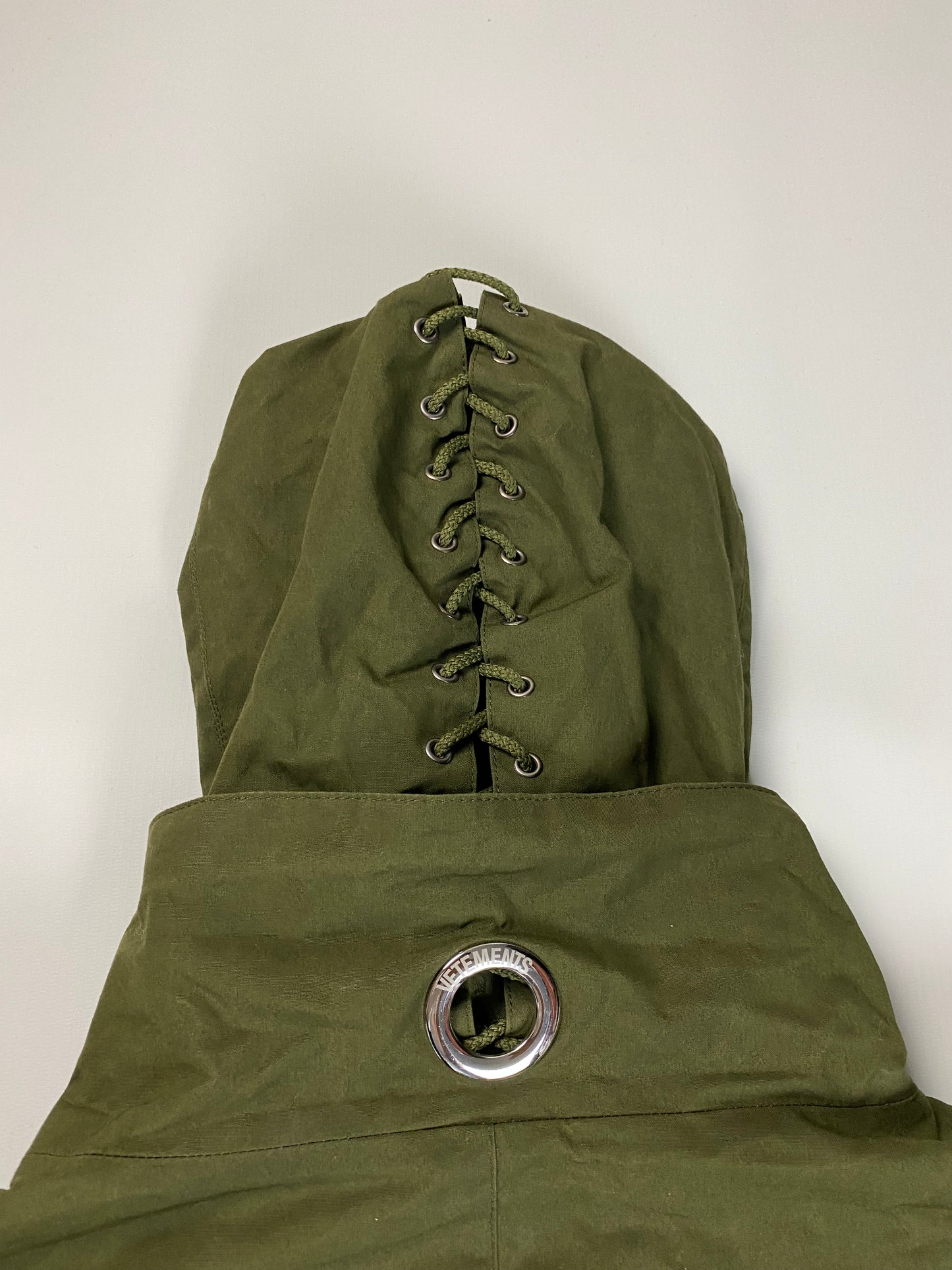 Vetements SS19 runway military gimp mask parka in olive green SZ:M|XL